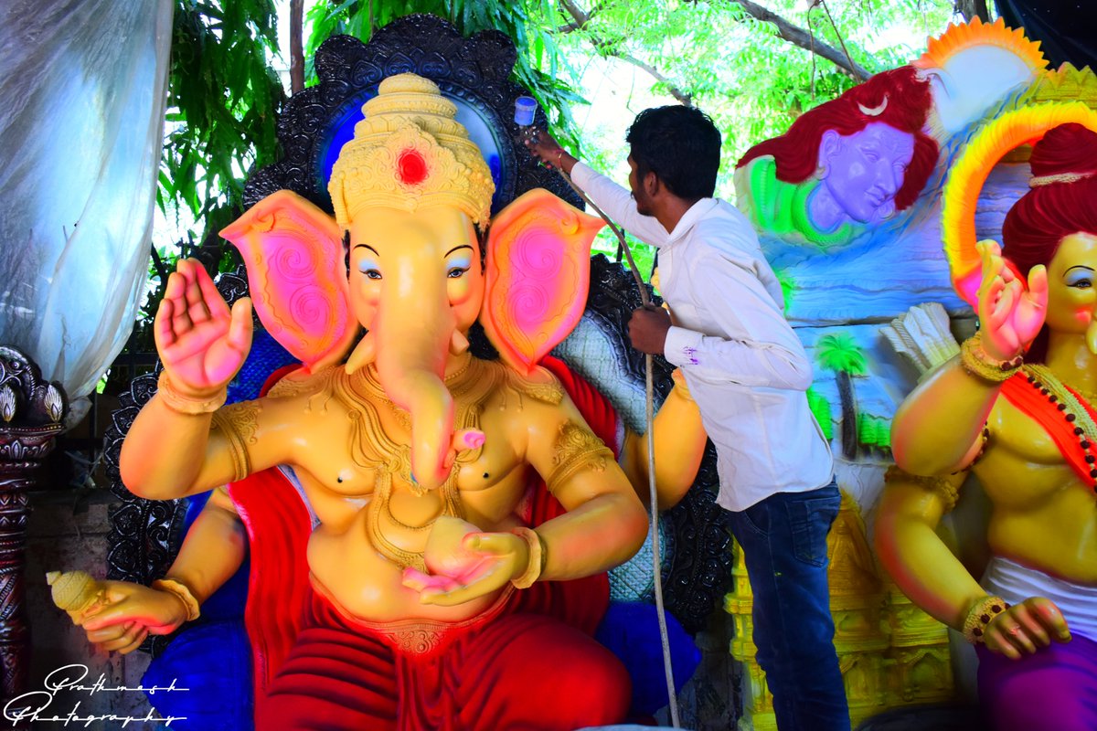 PrathmeshPhoto2's tweet image. भगवान बाजारों में...

गरीब के बच्चे भी खाना खाये  त्योहारों में, इसलिये भगवान खुद बिक जाते है बाजारों में... 

#prathmeshphotography #natgeoyourshot #natgeoindia #nikon #ganpatibappamorya #ahmedabad #ganesh #ganeshchaturthi #india #ganpatifestival #mangalmurtimorya #bappalover