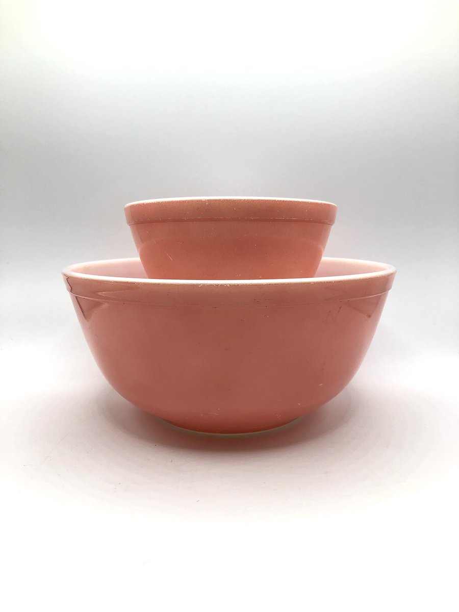 Pretty pink Pyrex 💕available on @etsy at BeezyAndCo - link in bio #Vintage #vintagepyrex #pyrex #pink #etsy #etsyfinds #Collectibles #PrettyInPink #PinkVenom #gift #giftideas #SaturdayVibes #homedecor #kitchendecor #etsycanada #vintagestyle #vintagebeauty #nesting #bowl
