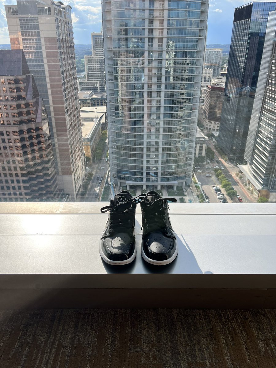 TeamGumball5's tweet photo. Cue the 2001 Space Odyssey music. These bad boys come out once a year for the same occasion. #IceBall #BigMentoring #BigBrothersBigSisters #Gala #BlackTie #Donate #Jordan1s https://t.co/I35ZVNfYb9