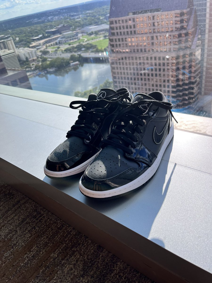 TeamGumball5's tweet photo. Cue the 2001 Space Odyssey music. These bad boys come out once a year for the same occasion. #IceBall #BigMentoring #BigBrothersBigSisters #Gala #BlackTie #Donate #Jordan1s https://t.co/I35ZVNfYb9