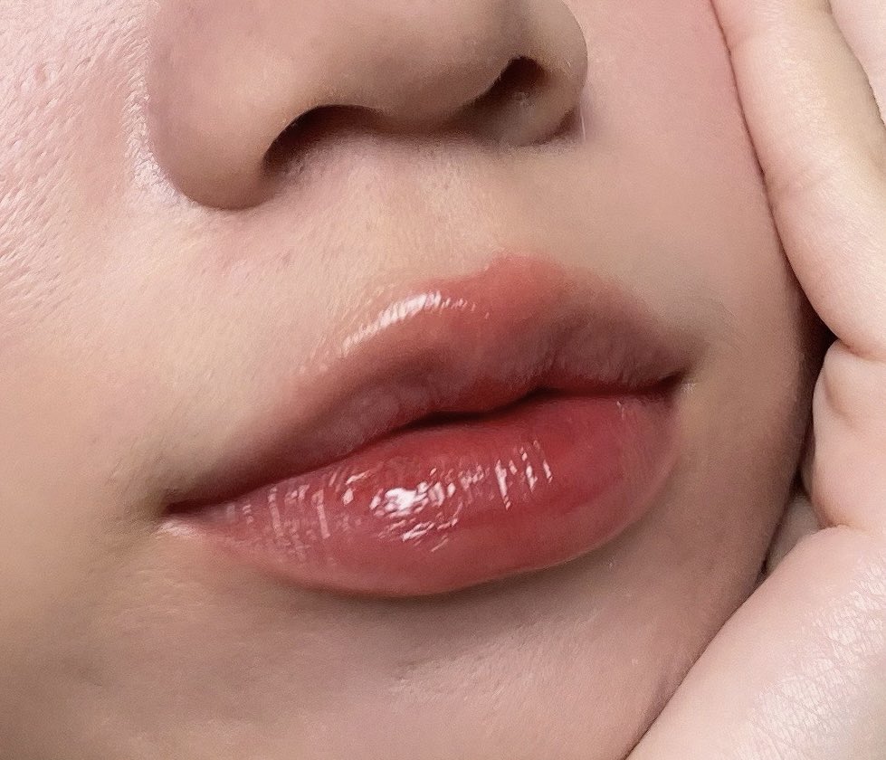 เอาจริงๆ ลิป bbia สี 04 รุ่นนี้ปลอกสีเงิน สีคล้ายลิป ysl มากในราคาแค่ 200 กว่าบาทอ่ะ ทาไปแล้วสีสวยแบบตาเหลือกตาย แฟนยังบอกว่าสีนี้สวย คุ้มค่าเงินที่ซื้อมาแล้ว 55555