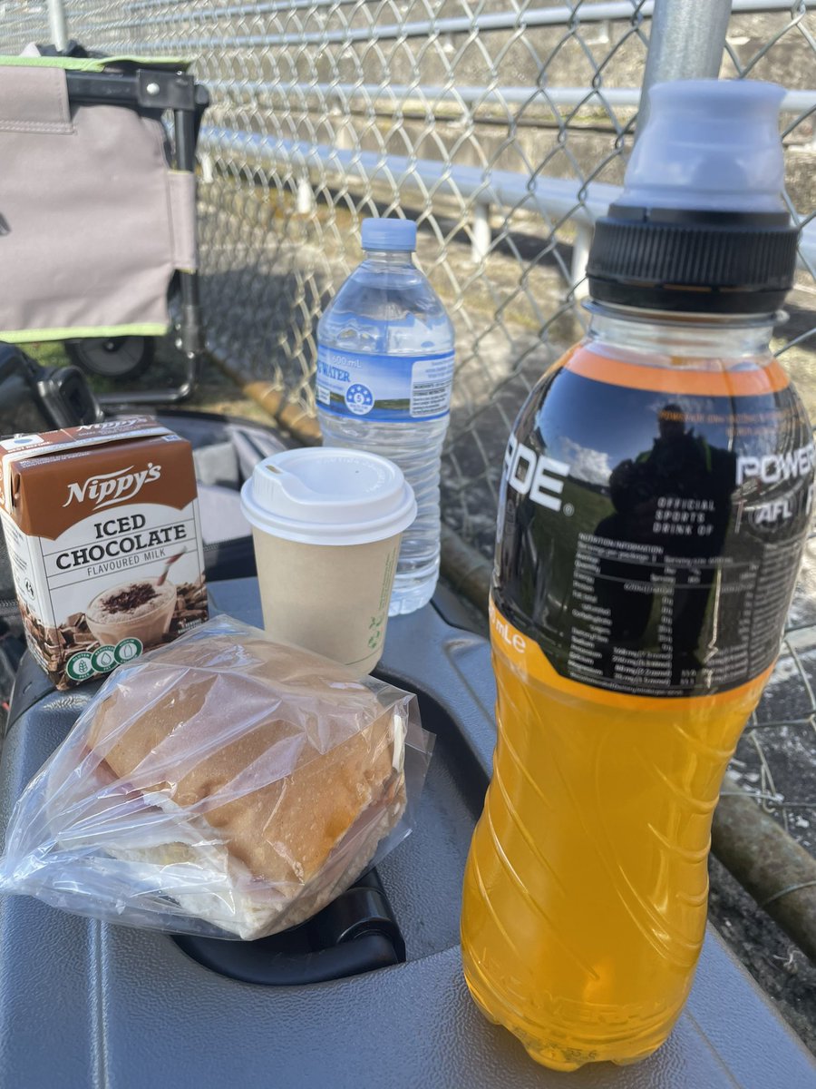 Plenty of hydration here from the canteen legends at <a href="/NorthHobartFC/">North Hobart Demons</a> 👏🏻👏🏻 #canteenwatch