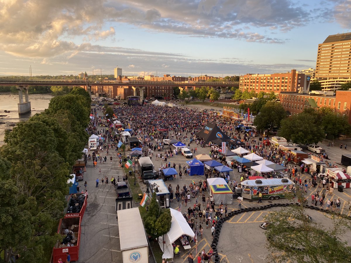 Beautiful night here at the #SkyShow - great crowd that has filled the park.  <a href="/mht_nh_police/">Manchester NH Police</a> #HillsboroughCountySheriff, <a href="/NH_StatePolice/">New Hampshire State Police</a>, <a href="/ManchesterFD/">Manchester Fire Dept</a> and <a href="/AMRManchesterNH/">AMR Manchester</a>  all here ensuring a safe event for all.