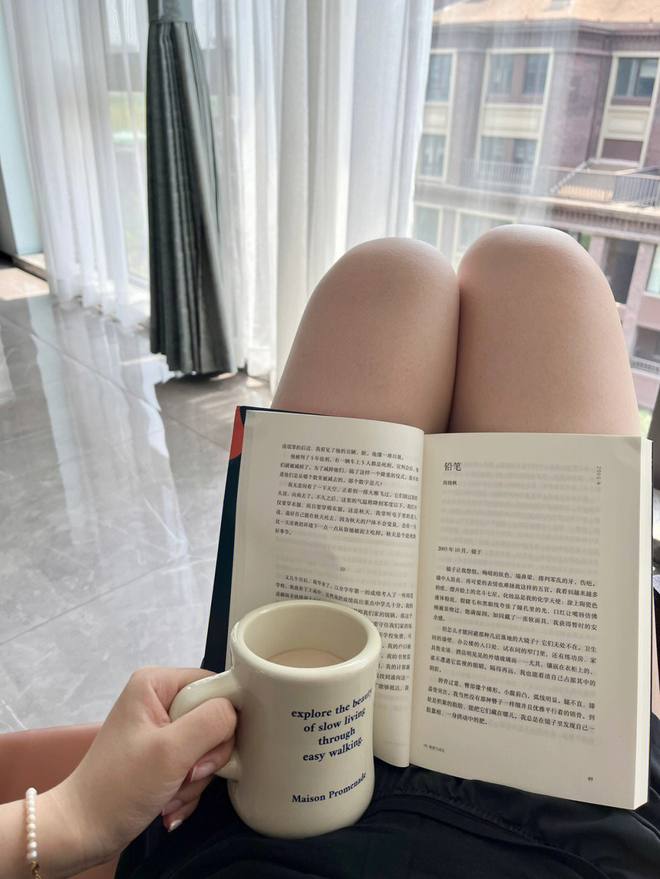 ClarkJamesc's tweet photo. A cup of milk coffee, a book, a person https://t.co/JPuar5BF0U