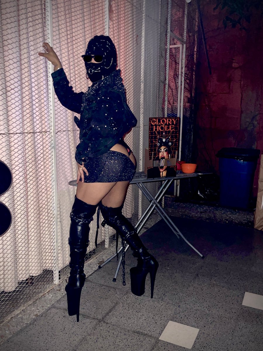 silikadrama's tweet photo. 🕷 Nombre: AMEN Apellido: FASHION 🩸 #dragqueen #servingbody #futuristicfashion https://t.co/Dt6Xt5Eem4