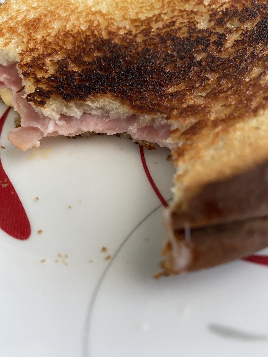 robbierambinos's tweet photo. Homemade clam chowder, with a grilled ham and cheese sandwich on the side. The pictures don’t do them justice but they are #declicious my favorite thing to make. #dinner #saturdaykitchen #food #seafood https://t.co/L2YbWIS2sp