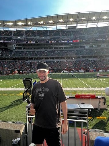 IVI05797's tweet photo. @Bengals from Germany to Cincinnati for real football #rulethejungle https://t.co/bqaNAcZlKq
