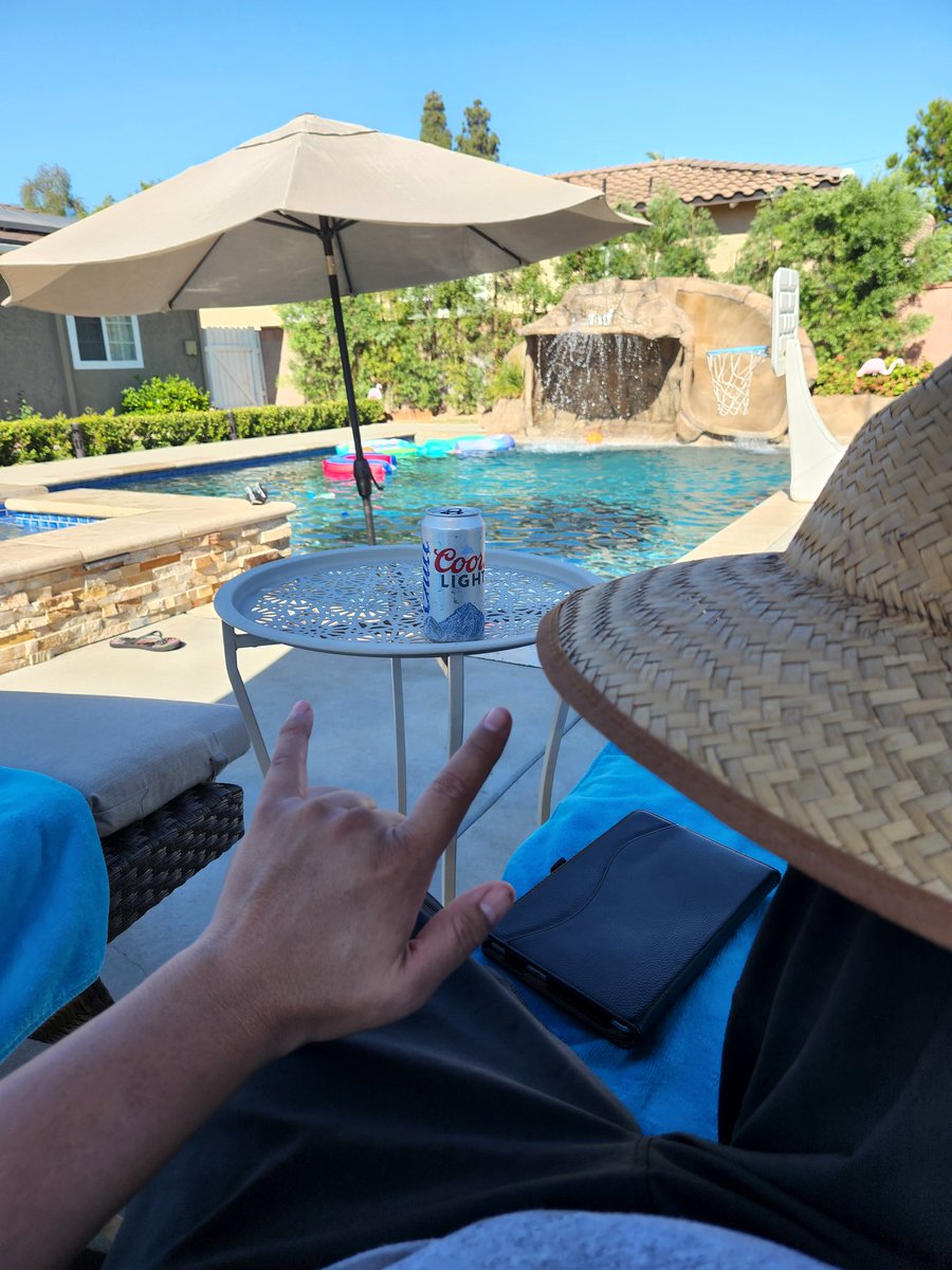 ComPri79's tweet photo. Ira Chino, haci estubieras ahorita pero no te alcansa por no tener only fans y ni modo. Saludos y salud 🍻 @elchinoalaire @Cesar_Tapia15 @lapulga1988 @y_erikparellano @sofiaa277 @1Dayanaa @pelonchavinda  @1Railo @donchetoalaire @AMY_CLUB https://t.co/hpiwMJixyb