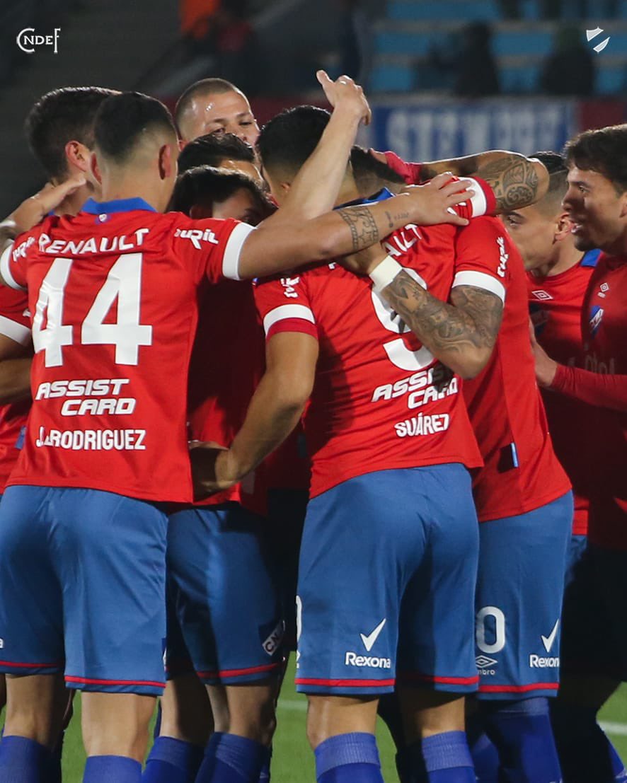Nacional's tweet photo. ¡𝗚𝗔𝗔𝗔𝗔𝗔𝗔𝗡𝗢́ 𝗡𝗔𝗖𝗜𝗢𝗡𝗔𝗟! 🔵⚪️🔴

Montevideo City Torque 0️⃣ - 3️⃣ #Nacional 

⚽️ Franco Fagúndez 🌶
⚽️ Luis Suárez 🔫 
⚽️ Emmanuel Gigliotti 🎯

#ElClubGigante https://t.co/k0wM18c78g