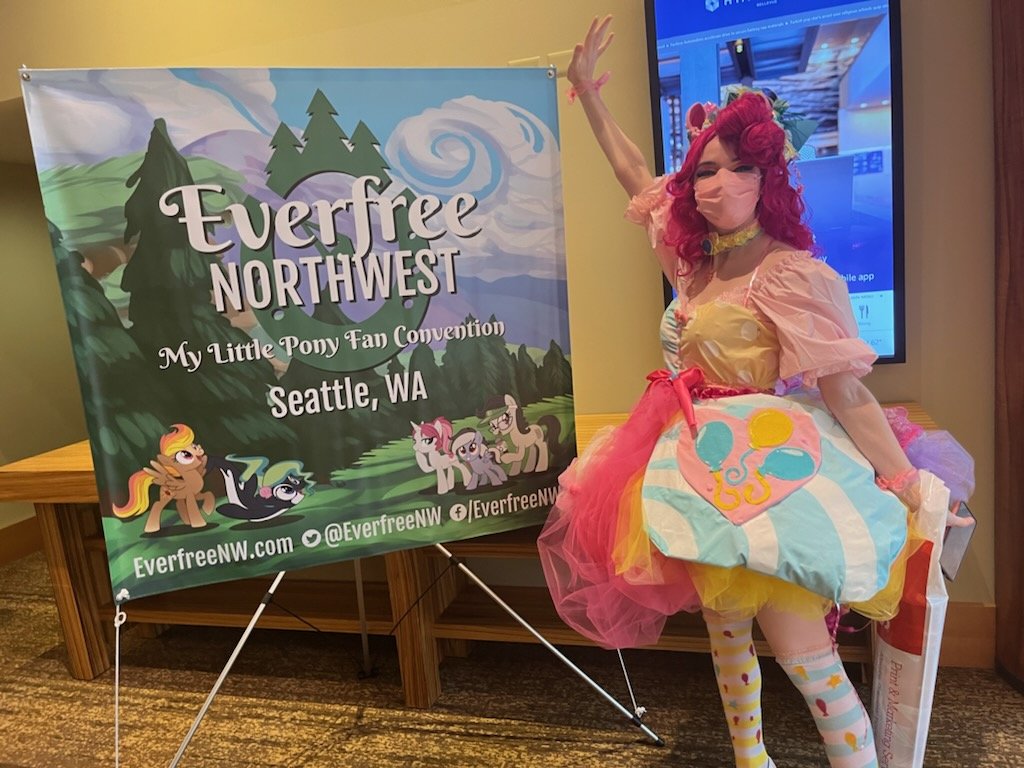 SunKissedBeetle's tweet photo. @FrontPage_EFNW @EverfreeNW Thats me!!!!! Thank you all so much this was such an incredible experience 💞💞💞 https://t.co/ClOmt5Rkbs