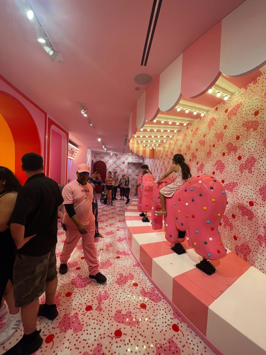 Mary_90127's tweet photo. No matter how we grow up, the girl's heart in childhood has always been there. Today, I came to the Ice Cream Museum. The decorations inside are all pink and tender and there is free ice cream      #Chicago #IceCreamMuseum #Childhood #Dream https://t.co/lns1AkcPTD