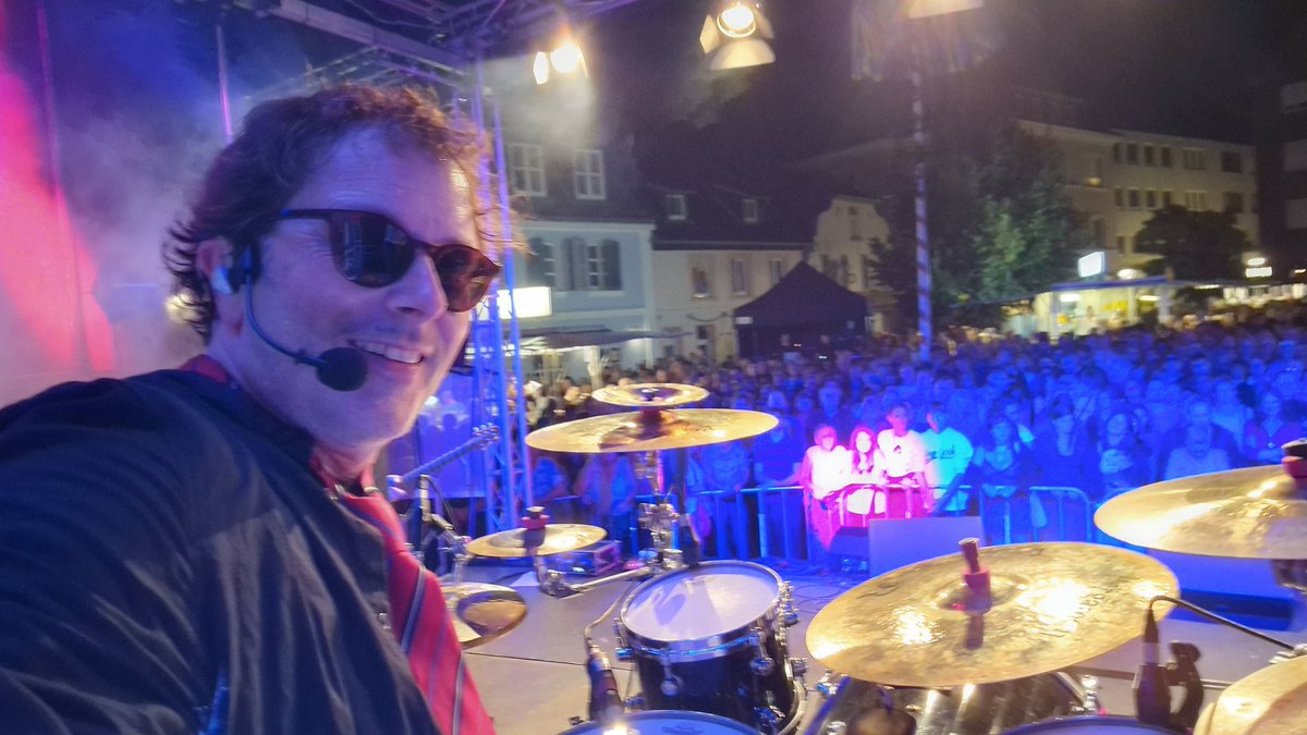 groovebarista's tweet photo. Yes!!!!
Gig 3/3, Abriss 3/3, glücklicher Drummer 3/3...
Nächste Woche gehts weiter!!!
☕️🥁😎
#groovebarista #drummer #barista #baterista #drumcoach #handmadecustomdrums #daddypauldrumsticks #drumsigns #musikbaumbonn #lootapercussion #drumsettogo #drumprax #skygeldamperpads https://t.co/lkU5JbhDKc