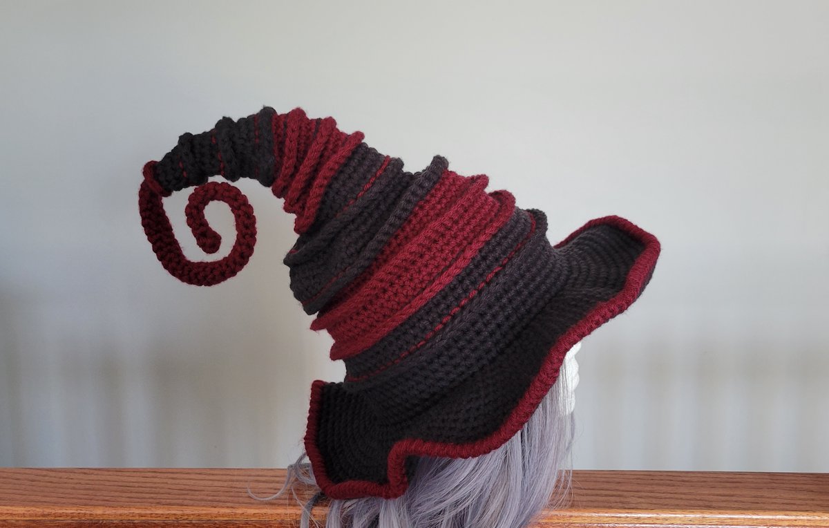 MeHooking's tweet photo. I called this one "Blood Queen" (really loved the NetFlix Castlevania btw, made me think of Carmilla) #catchmehooking #witchyvibes #castlevanianetflix #witchhat #carononepound #carononepoundyarn #yarnspirations https://t.co/IcZFJtT9Qo
