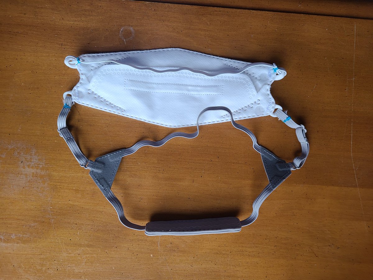 Modified Flo Mask Halo strap and bottom elastic strap attached to a KN95 mask. This is sewn, for those without a machine, it would need to be knotted securely. 