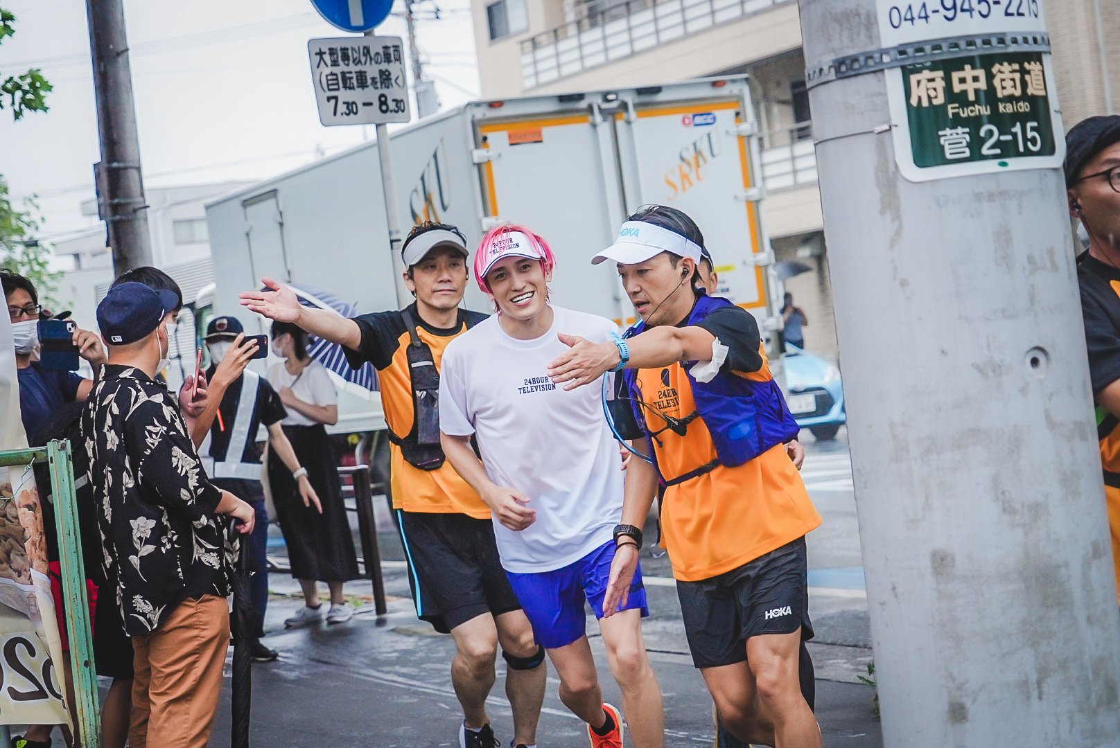 M 24時間テレビマラソン追跡班 雨の中を走っています 24時間テレビ Snake24tv Exit 兼近大樹 T Co 28mxz9jaiv Twitter
