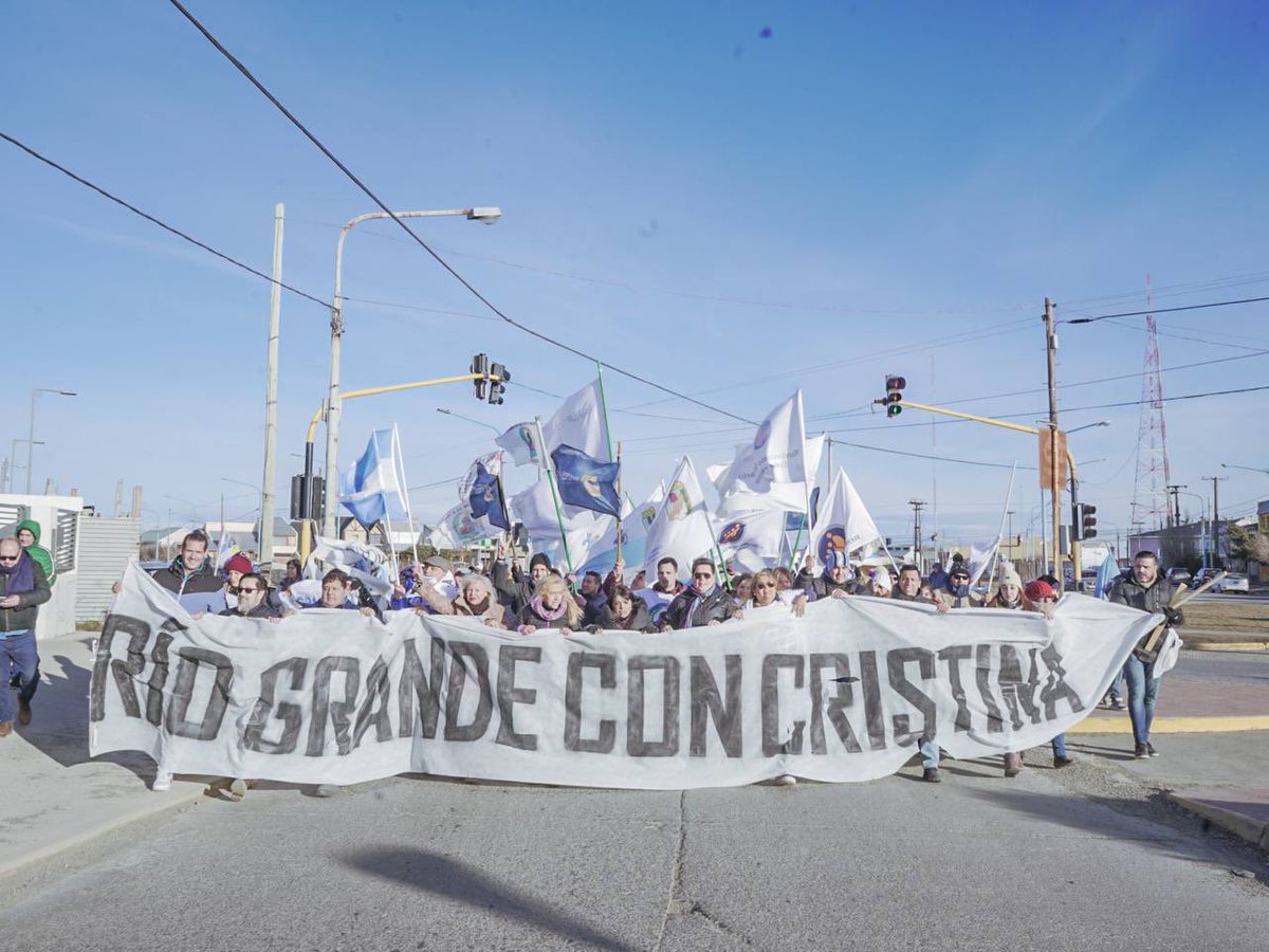EugeniaDureTDF's tweet photo. Con las y  los dirigentes y la militancia a la cabeza junto al pueblo bancando a Cristina ✌🏼♥️  La vida por Cristina en las calles!! Histórica Caravana en Río Grande!! 
Nos conduce una mujer!!! 

#TodosConCristina https://t.co/vK0UhdMsBj