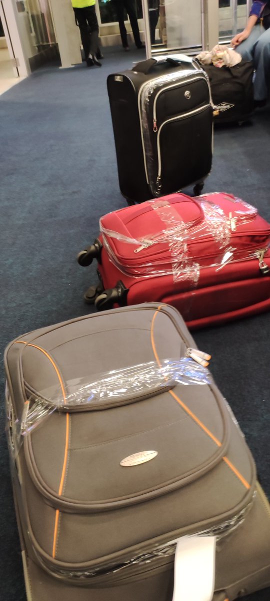 #Aerolíneas Te piden mandar el equipaje a carga porque el vuelo está retrasado y le dices: pero a mi amiga le robaron la plancha de cabello y  #Latam te dice: mmm mejor saque y lleve a mano. Sorpréndannos con algo de honestidad.  Cinta de embalaje #SOS <a href="/adriargudo/">adriargudo</a> <a href="/jackybeltran/">Jackeline Beltrán</a>