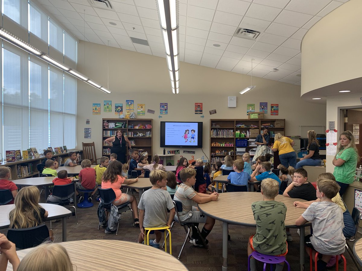LydiaMiddletonE's tweet photo. Our first house meetings of this year! #MadisonLEAD #buildthemup @ronclarkacademy https://t.co/XVU0yTjDhU
