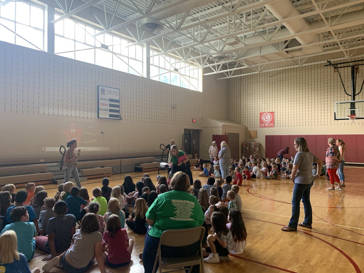 LydiaMiddletonE's tweet photo. Our first house meetings of this year! #MadisonLEAD #buildthemup @ronclarkacademy https://t.co/XVU0yTjDhU