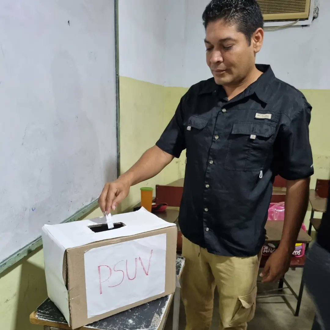 PsuvSimonB_Mir's tweet photo. Con el ejercicio democrático del voto secreto y directo los psuvistas eligen a su jefe de comunidad @saulyanezyare @sonysanchez
@partidopsuv
@psuvmirandave
#OrganizarUnirSumar
 #PSUVPorTodaVenezuela https://t.co/UsnaoRlOjk