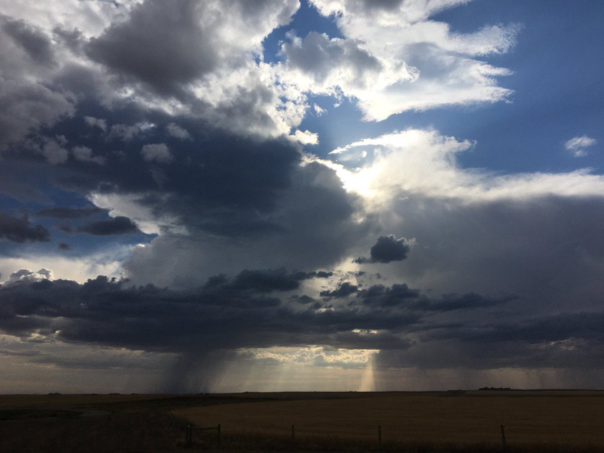 Ces nuages au nord-ouest de Swift Current font penser aux pieds-de-vent aux Îles de la Madeleine.