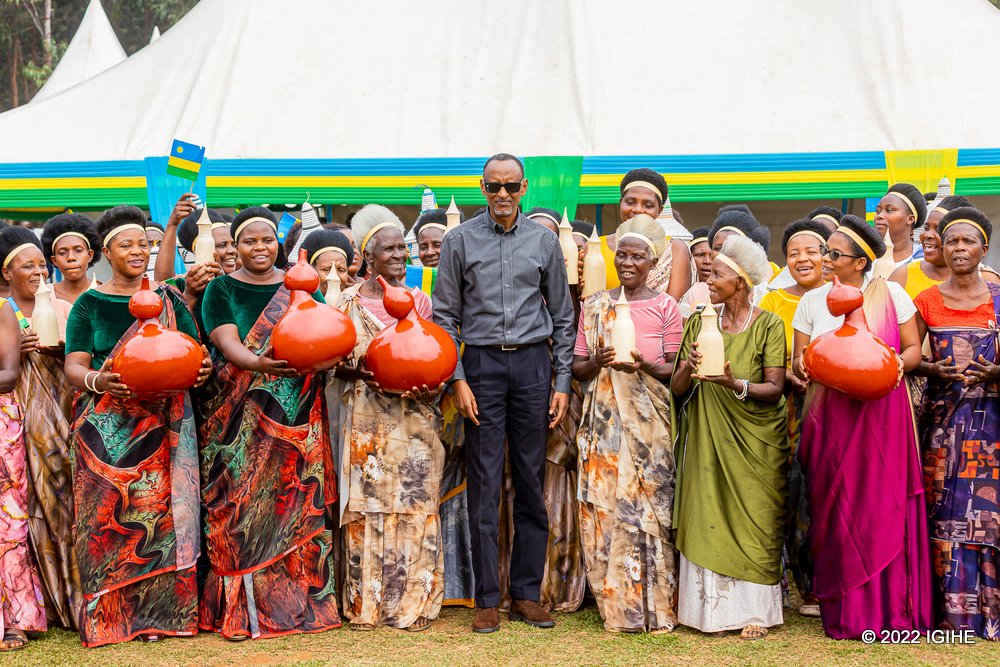 HabitegekoFran1's tweet photo. What a wonderful day for @RwandaWest .We the people 4 our President HE @PaulKagame.Thank you @Nyamasheke. @YolandeMakolo @gatjmv @AkayezuJa @HeritierRW @Annemwiza   @kigalitoday @rbarwanda @NewTimesRwanda  #CitizenOutreach https://t.co/6v41QFZLIb