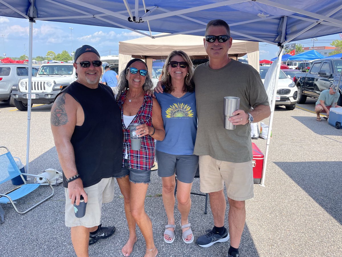HoltaVision's tweet photo. No Shoes Nation! #Chesney https://t.co/CsG2JxjM6H