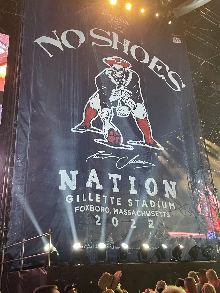 HoltaVision's tweet photo. No Shoes Nation! #Chesney https://t.co/CsG2JxjM6H