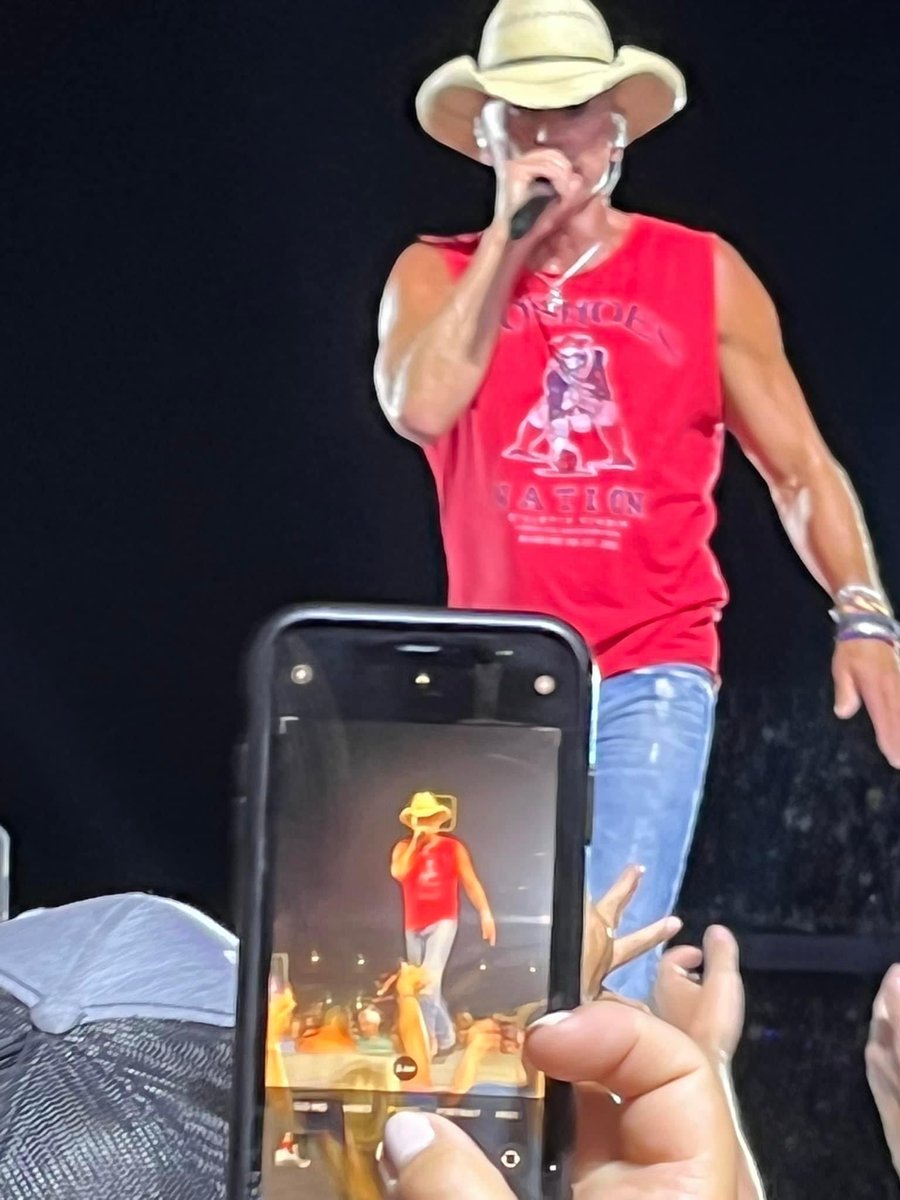 HoltaVision's tweet photo. No Shoes Nation! #Chesney https://t.co/CsG2JxjM6H