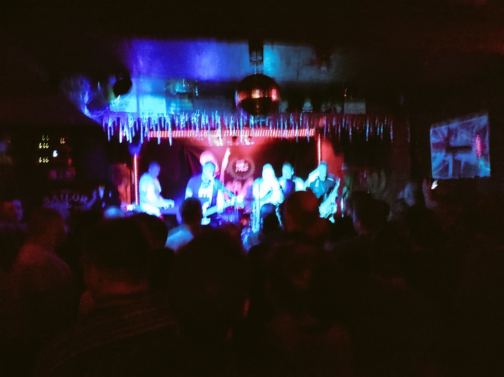 digitaleflaneur's tweet photo. #TheHacklers waren das erste Skakonzert seit 3 Jahren & das im lauschigen #WildAtHeart, was natürlich voll war!
Man hatte zum tanzen etwa soviel Platz wie 2 Legehennen. somit hat man sich beim skanken gegenseitig mit Tanzsaft (vulgo Schweiß) beschmiert.
Verflucht war dit gut!! https://t.co/sTO3kXPgtZ