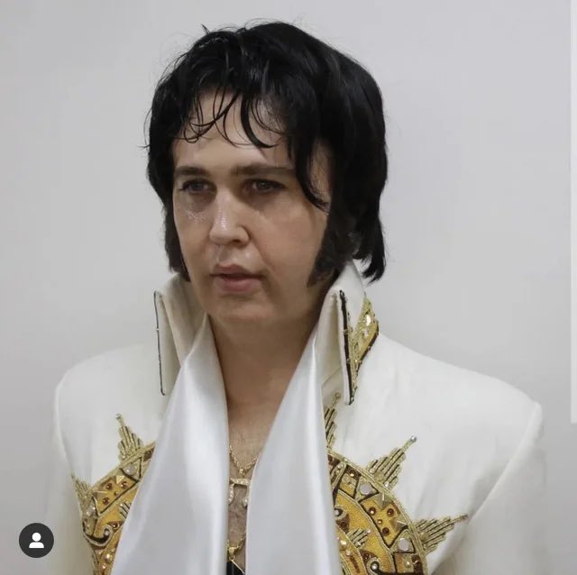 me looking at people waiting to get their table as i’m walking out from eating a four course meal at olive garden