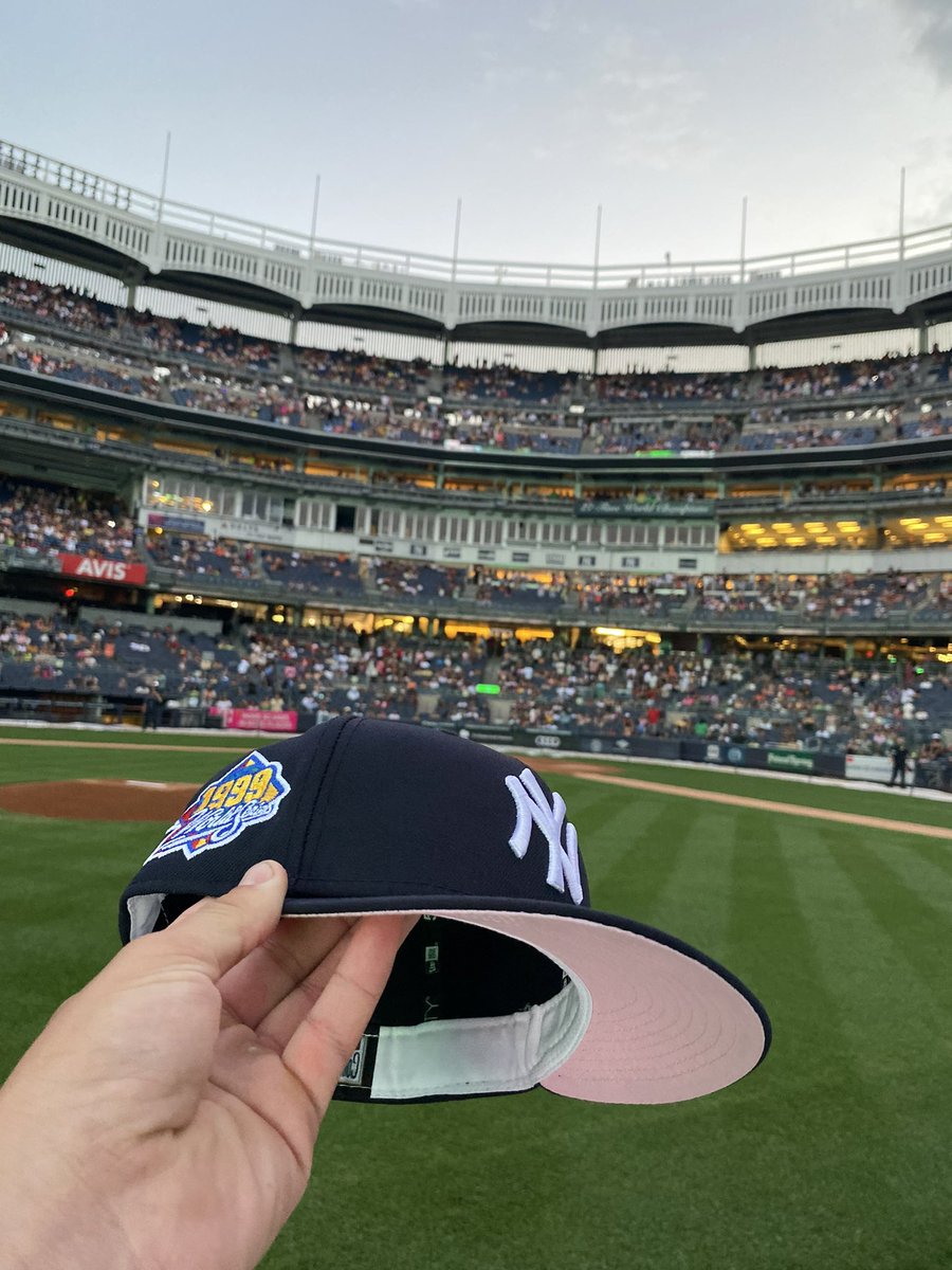 FrstyPreme's tweet image. Get you some from friends like @ktinajero8 that sends you pics like this of how far the Pinky has gone! @hatclub 1999 Pinky literally ON FIELD 😂🙏🏽 #originator