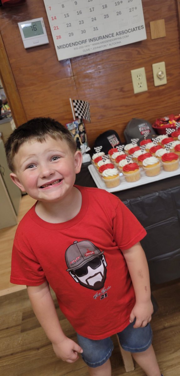 AmazinglyAlic3a's tweet photo. @knoxvilleraces SHOUT OUT to Weson celebrating his 5th birthday at the races tonight!  

He just had his Brian Brown themed birthday party today before we headed to see his faborite sprint car driver #RaiseThemToLoveDirt #BrianBrownRacing #5YearsOld https://t.co/ipwjPSClkA