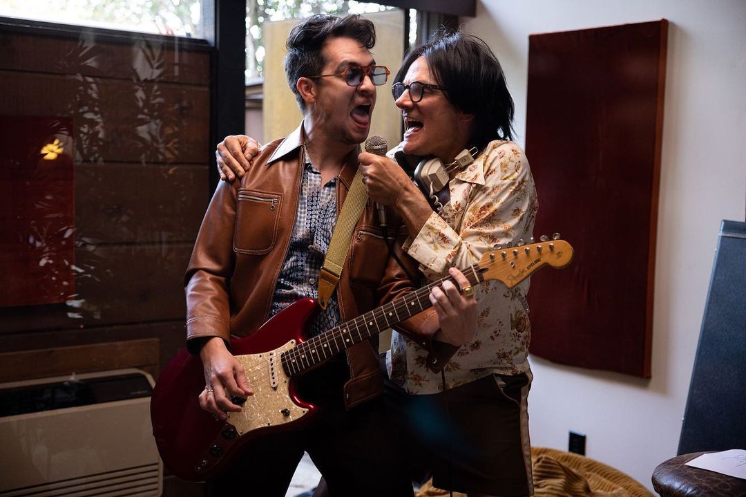 patd_arg's tweet photo. Brendon con Mike viola
#panicatthedisco #vivalasvengeance #brendon #brendonurie #shutupandgotobed https://t.co/NpTXsq5VMO
