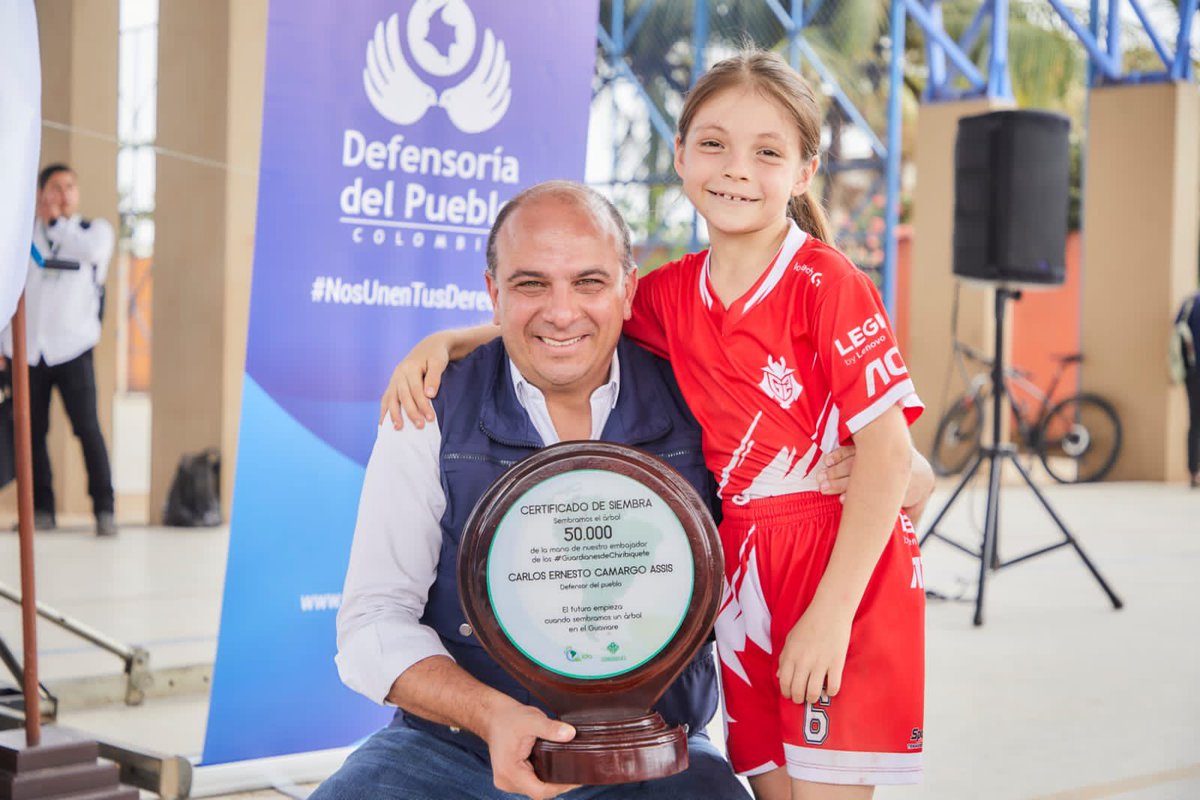 Valeria La Guardiana y @pipeqida entregaron al Defensor Carlos Camargo, embajador de los #GuardianesDeChiribiquete, el certificado de siembra del árbol 50.000. "El futuro empieza cuando sembramos un árbol 🌳 en el #Guaviare". 

#TravesíaHumanitaria #NosUnenTusDerechos🤝