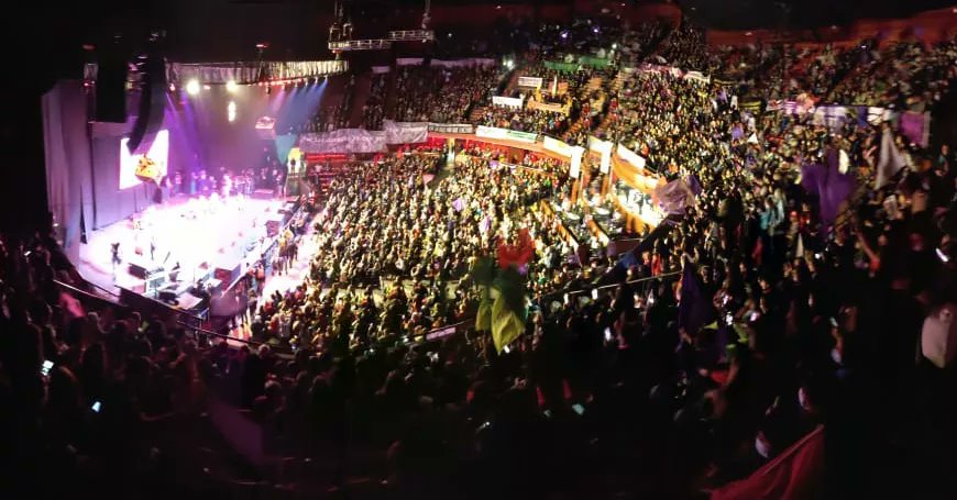 #CaupolicanazoFeminista 🔥💜
Emocionante y multitudinario acto feminista por la #NuevaConstitución a teatro lleno 🔥💚 
Fuimos parte de las más de 30 organizaciones en la coordinación  #AprueboFeminista ✊💜
📷 <a href="/anfummeg/">Anfummeg MinMujeryEG 💜✊💚</a> y <a href="/anitatijoux/">ana / anita tijoux</a> 💙🖤