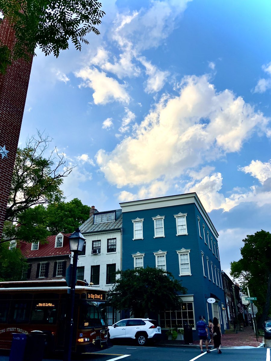 HobanGirl's tweet photo. Yet shall ye be as the wings of a dove covered with silver, and her feathers with yellow gold.
— Psalm 68:13
Walkabout just before twilight and the skies were brilliant.💫🤍💛 #OldTown #Alexandria #PittSt #FairfaxSt #CameronSt #FoundingFathers George quite enjoyed the view too https://t.co/VtH1Q93pU0