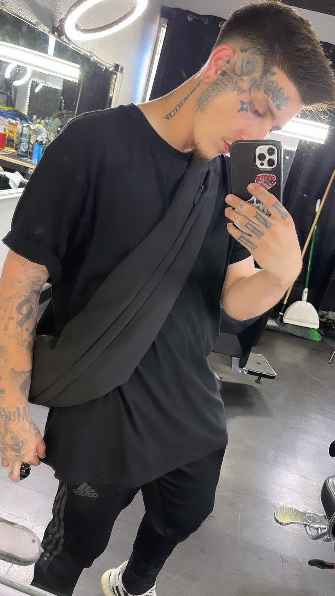 Ozzy_Soars's tweet photo. Wore my new Yeezy x Gap x Balenciaga “Snake Bag” today . It’s fire, I love the minimalistic branding , and the whole utilitarian vibe . https://t.co/jeKD2qhWhd
