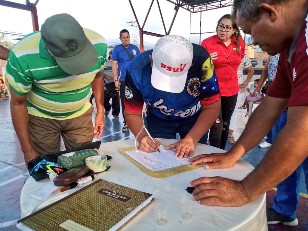 📌Hoy los vecinos y vecinas del sector 4 parte alta de La Mora hemos elegido a nuestra estructura de calle que se encargará de llevar la voz del PSUV en la comunidad.
<a href="/NicolasMaduro/">Nicolás Maduro</a> <a href="/Soykarinacarpio/">Karina Carpio</a> <a href="/RosaLeonoficial/">Rosa León (Oficial)</a>