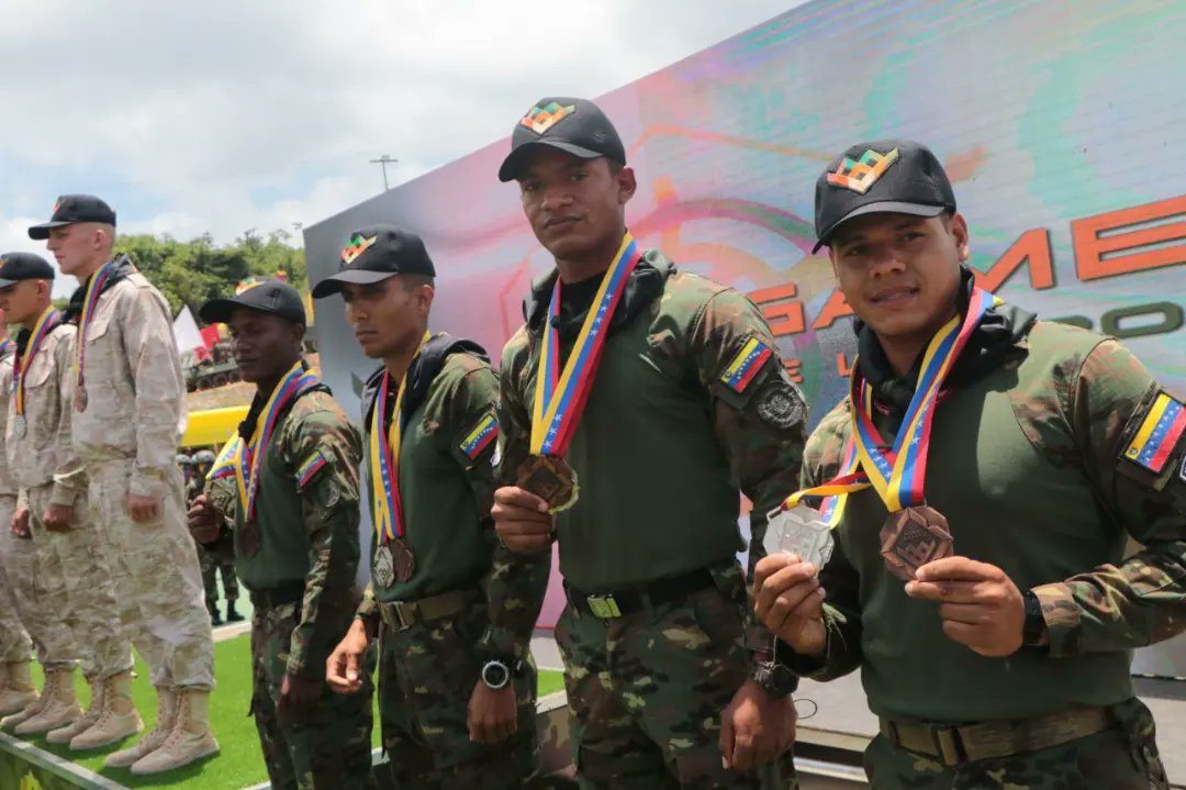 1/3 #Hoy el ALM <a href="/AnibalBritoHer1/">Aníbal José Brito Hernández</a> Cmdte Gral de la <a href="/ArmadaFANBVzla/">Armada_ve</a> acompañó al GJ MPPD <a href="/vladimirpadrino/">Vladimir Padrino L.</a> junto al Estado Mayor Superior de la #FANB a la Ceremonia Premiación y Clausura de los #ArmyGamesVzla2022 en el Fuerte Terepaima del Edo Lara, escenario donde se llevó a cabo la