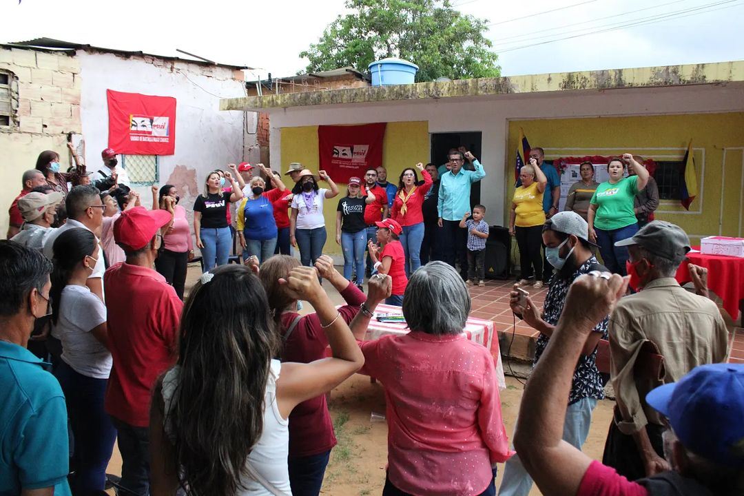 NicolasMaduro's tweet photo. Ver la alegría, el colorido y espíritu de unión en cada comunidad que cumplió con el llamado a renovar sus liderazgos, me llena de orgullo. La convicción y el nivel de conciencia que tiene nuestro Pueblo es impresionante. Mis felicitaciones sinceras por tan hermosa jornada. https://t.co/5ImAeGnx01