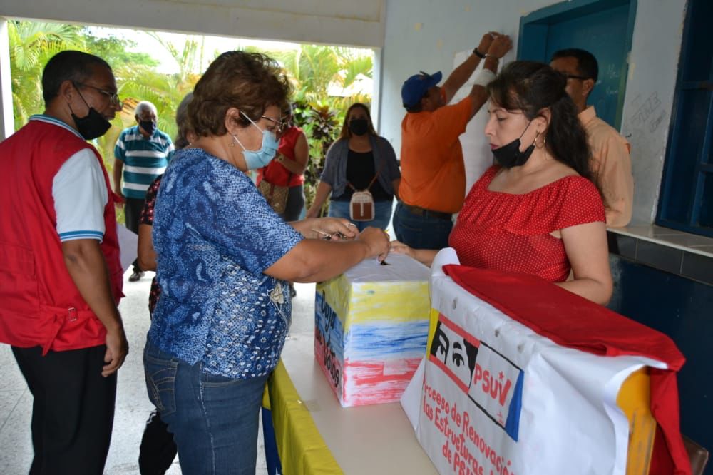 NicolasMaduro's tweet photo. Ver la alegría, el colorido y espíritu de unión en cada comunidad que cumplió con el llamado a renovar sus liderazgos, me llena de orgullo. La convicción y el nivel de conciencia que tiene nuestro Pueblo es impresionante. Mis felicitaciones sinceras por tan hermosa jornada. https://t.co/5ImAeGnx01