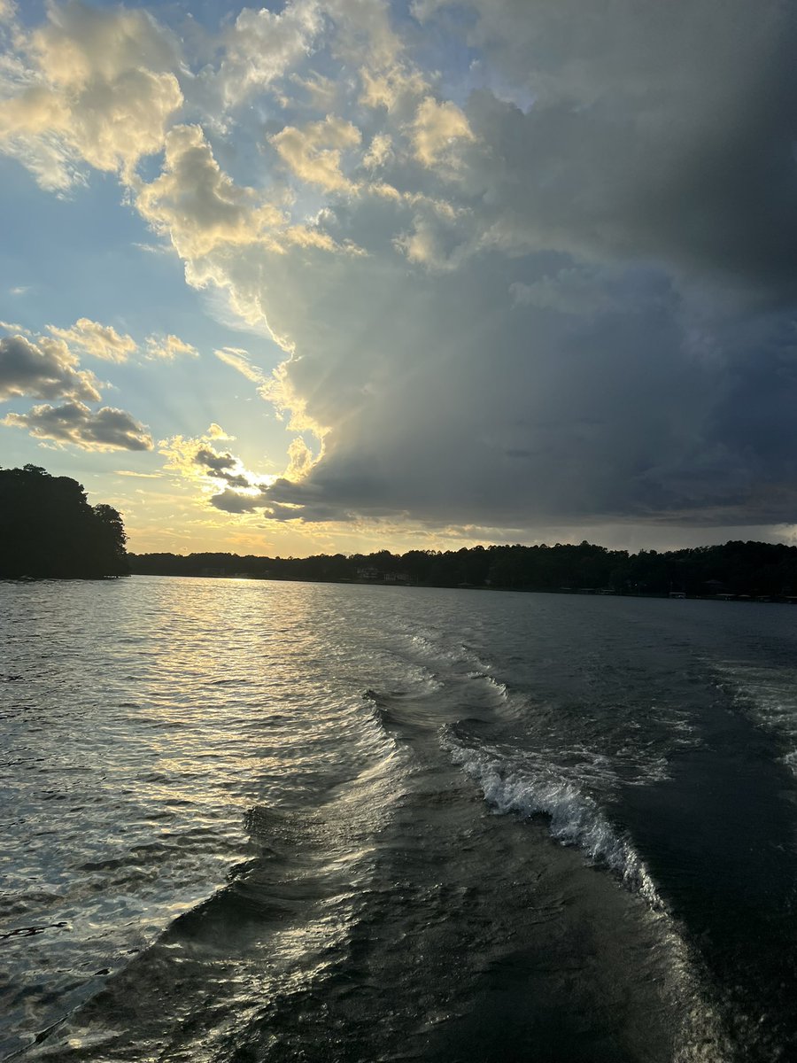 stmarshall8's tweet photo. End of summer Saturday night on Lake Hamilton. https://t.co/lMC36ZAnN0