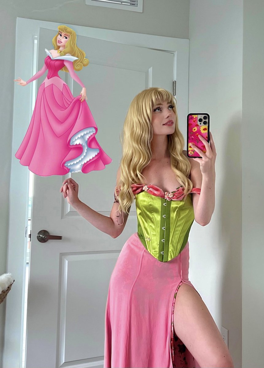 _kennedywalsh's tweet photo. disney princesses in real life 👑👩🏼‍❤️‍💋‍👩🏻 https://t.co/wrvF3buGVD