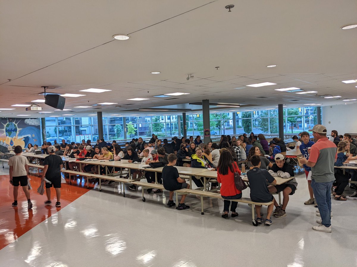 Nous avons accueilli les 225 nouveaux épaulards et leurs parents en 4 différents groupe afin de laisser les élèves se familiariser avec leur nouvel environnement.  On a bien hâte de débuter l'année scolaire 2022-2023! <a href="/Epaulards_PS/">Épaulards PS</a> <a href="/ecolecatholique/">CECCE</a>