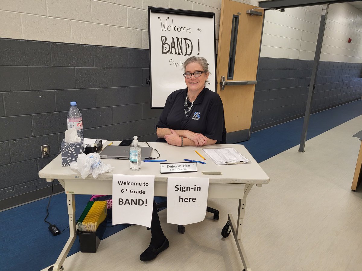 RMSRavens's tweet photo. Band with Ms. Hice! #RMSBand #signup #supporttheband #jointheRMSBand #WEARE #ROCKVALE https://t.co/wEUsd17F02