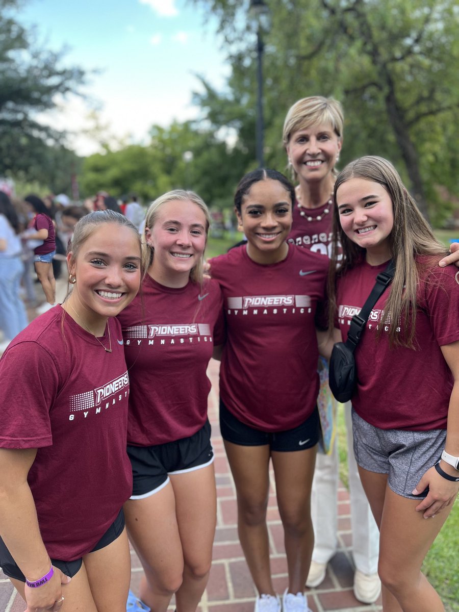 So excited to meet #twu2026 class… full of energy and spunk! So much fun ⁦<a href="/txwomans/">Texas Woman's University</a>⁩ have a great year!!!! ⁦⁦<a href="/MendezGrant/">monica mendez-grant</a>⁩ ⁦<a href="/TWUGymnastics/">TWU Gymnastics</a>⁩ ⁦@twuevents⁩ I will see you around! ❤️