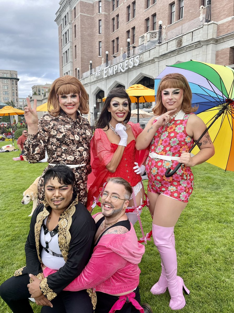 That’s what I call a Royal summit! @FairmontEmpress & some of Victoria’s top drag kings and queens at the Lunch on the Lawn Drag Picnic today at the Empress, overlooking Victoria’s inner harbour. Last of the season for the hit Lunch on the Lawn series. Great food & fun.
