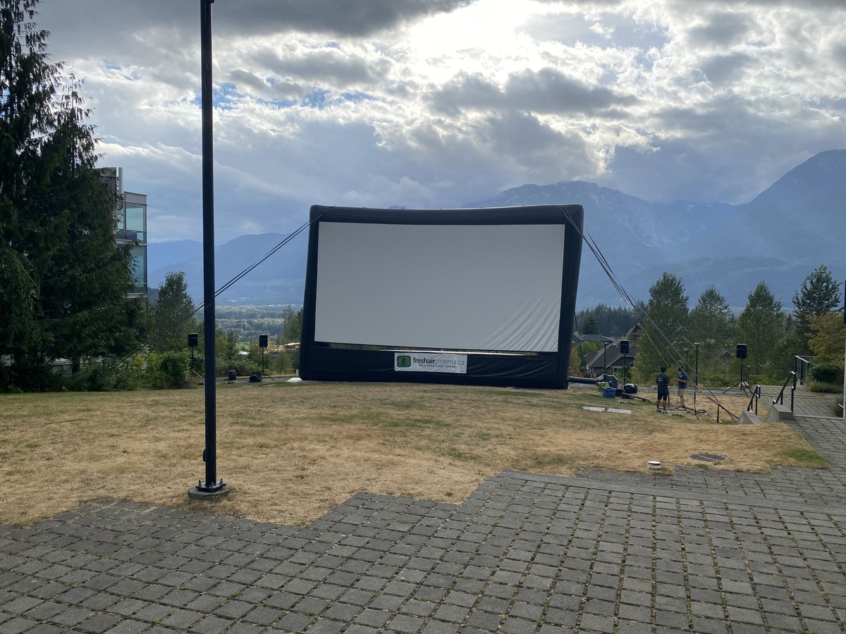 QuestUniCanada's tweet photo. Getting ready for the show!
#moviesunderthestars #questuniversity #squamishbc https://t.co/OrU3xMvplu