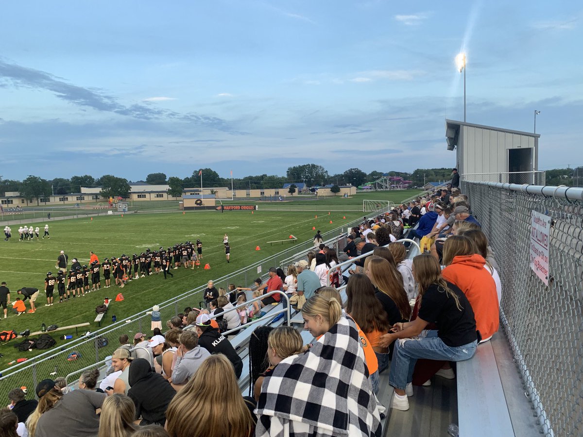 HUHS_Football's tweet photo. Great crowd for the 8th grade ⁦@HYFB1⁩ home opener #wearehartford https://t.co/VQMfNImujy